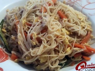 spagheti di riso con carne e verdure