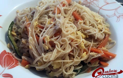 spagheti di riso con carne e verdure