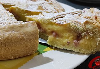 Crostata di crema pasticcera e fragole fresche fatta in casa