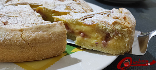 Crostata di crema pasticcera e fragole fresche fatta in casa