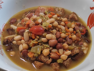 Ciotola con la Zuppa di legumi misti e crostini