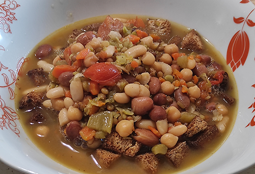 Ciotola con la Zuppa di legumi misti e crostini